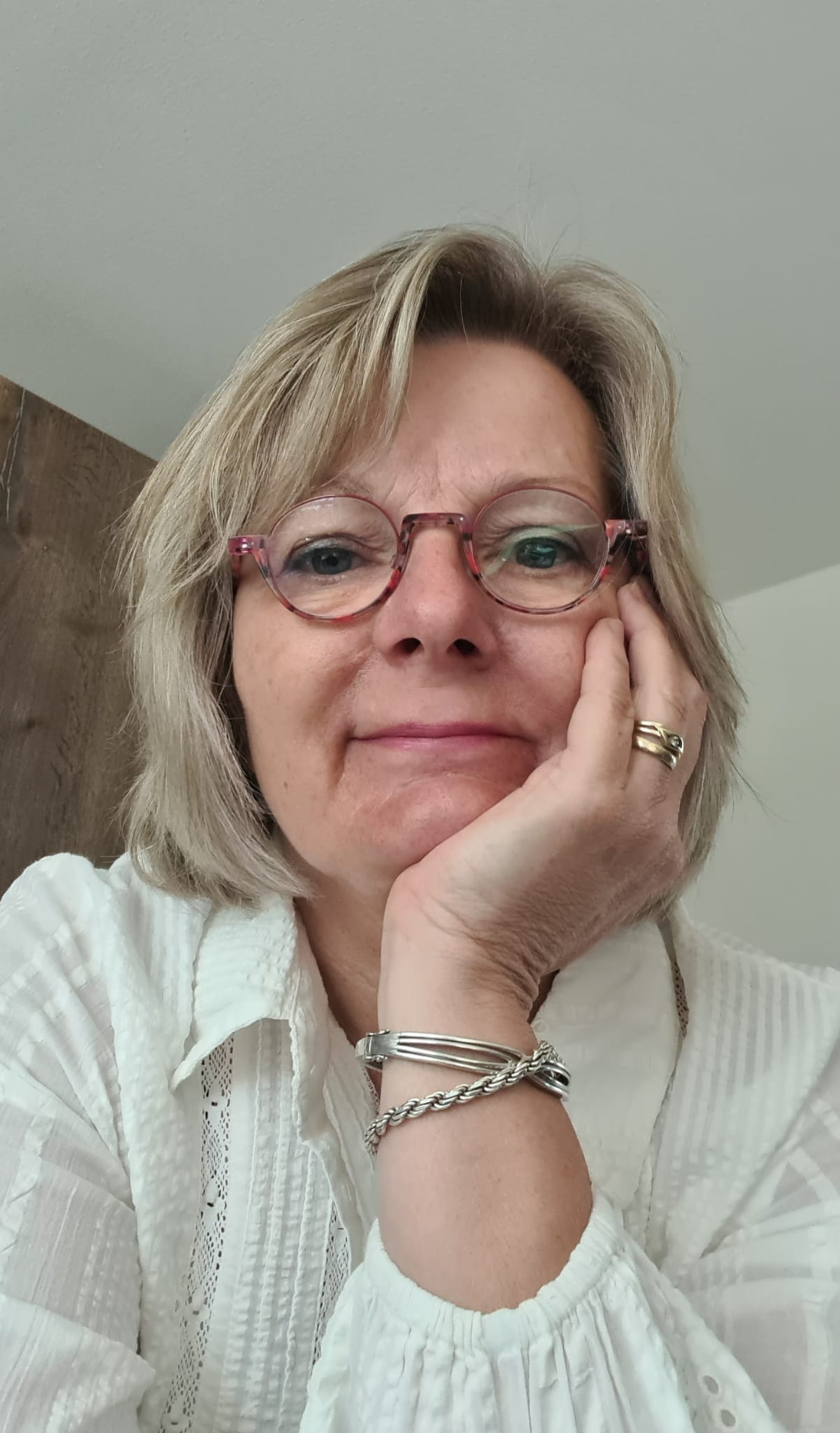 Portret van kunstschilder Gea Bogema in haar atelier